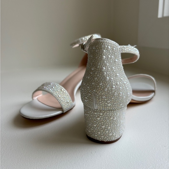 Elegant White Block Heel Sandals - Picture 2 of 4